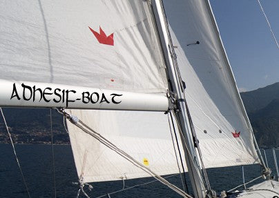 Nom de bateau sur la bôme