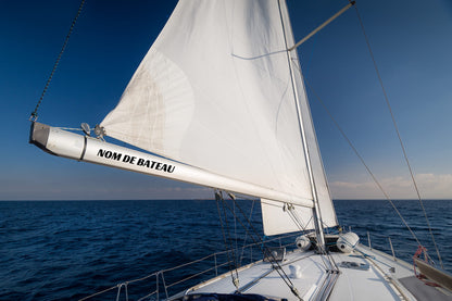 Nom de bateau sur la bôme